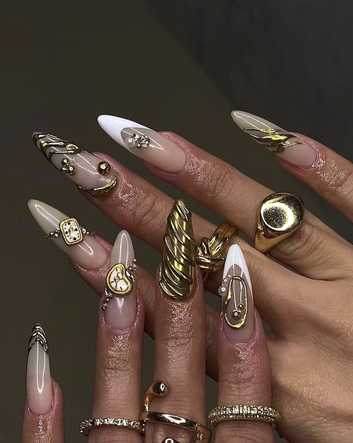Inspiration : ongles longs nude et blancs avec ornements dorés