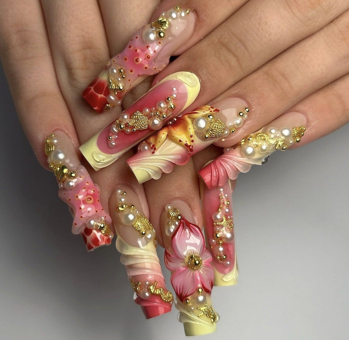 Inspiration : ongles longs roses et jaunes, fleurs sculptées et perles