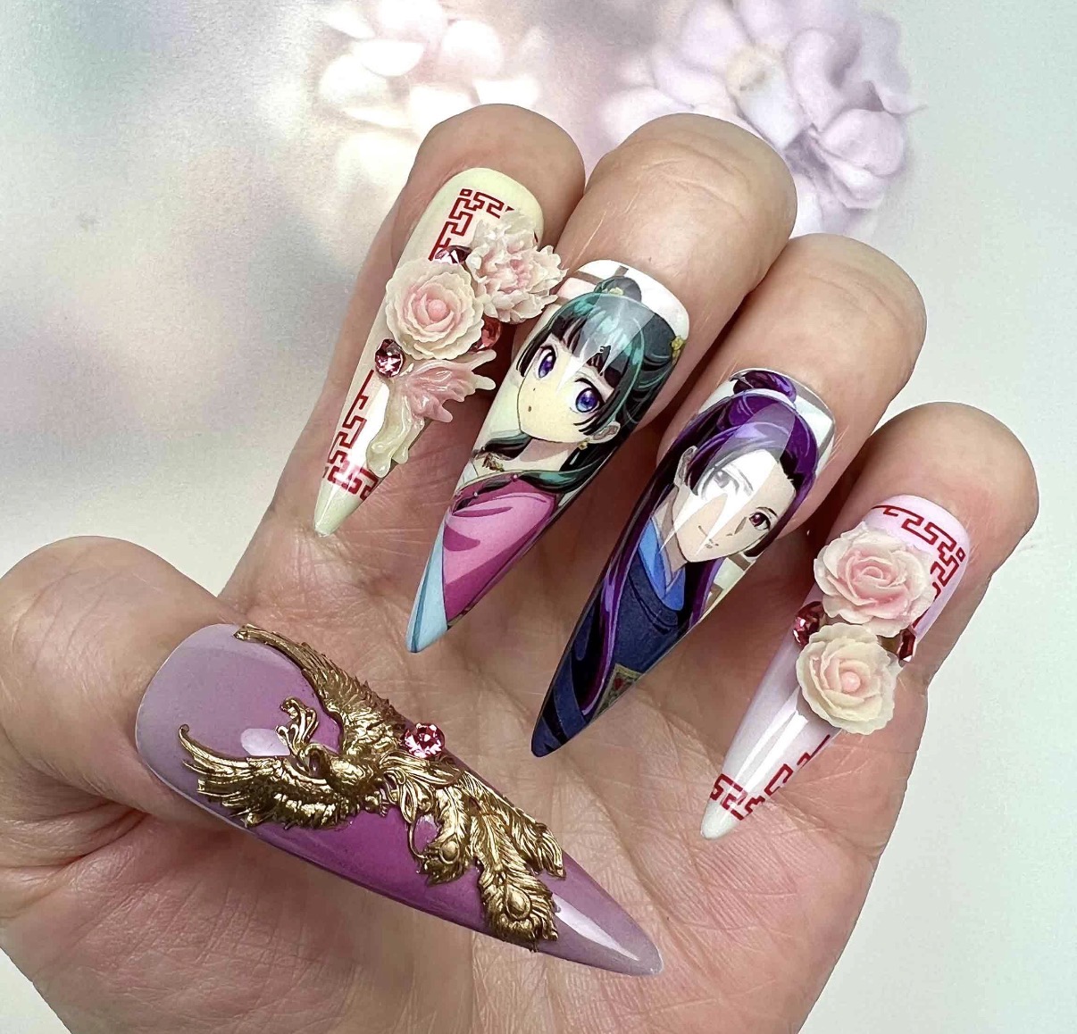 Inspiration : ongles pointus ornés de personnages illustrés et de roses en relief