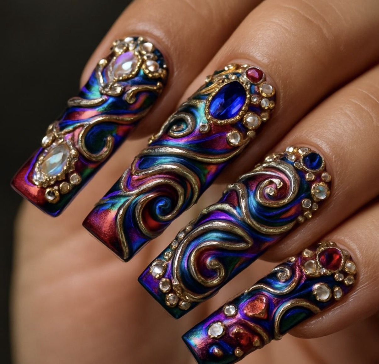 Inspiration : ongles aux reflets multicolores, arabesques et pierres décoratives