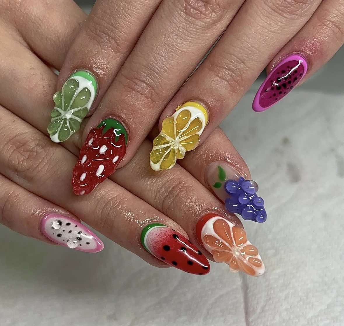 Nail Art fruité en relief réalisé par Hélie