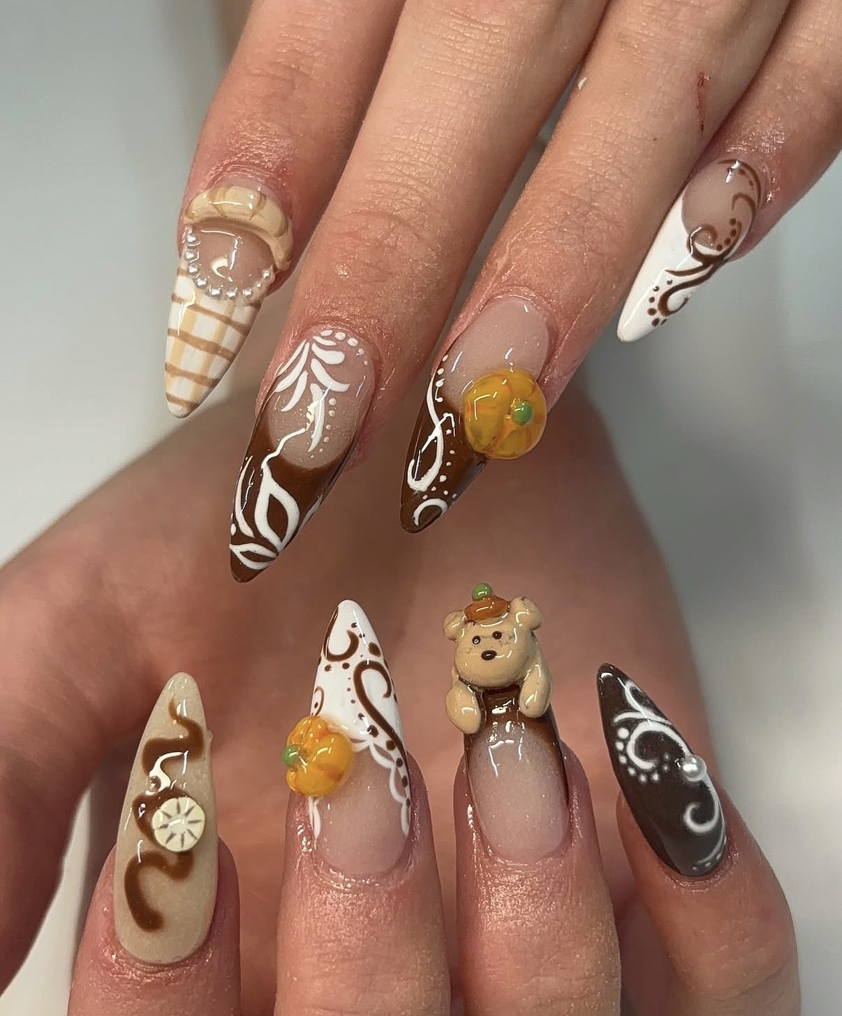 Ongles bruns et crème avec motifs fins, citrouilles et ourson en relief